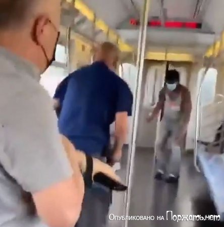 Рубероид порезал людей в метро
