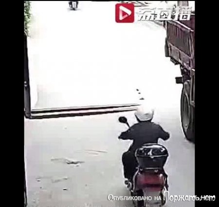 Мотоциклист зацепил погрузчик       