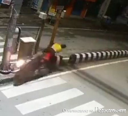 Мотоциклист воткнулся в столб 