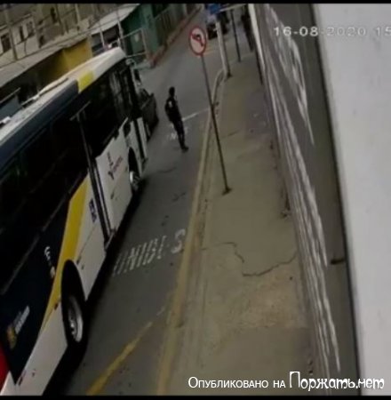 Удачно споткнулась,женщина раздавлена автобусом 