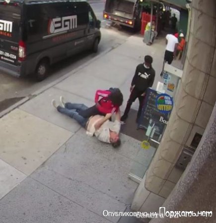 Отставной офицер полиции Нью-Йорка избит черномазыми на Манхеттене