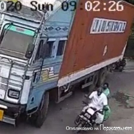 Мотоциклисты раздавлены грузовиком 
