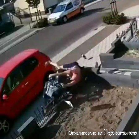 Мотоциклист проехался телом по шипам забора 