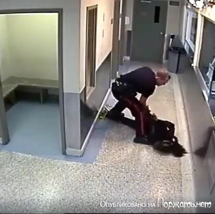 Полицейский положил негритянку на пол 