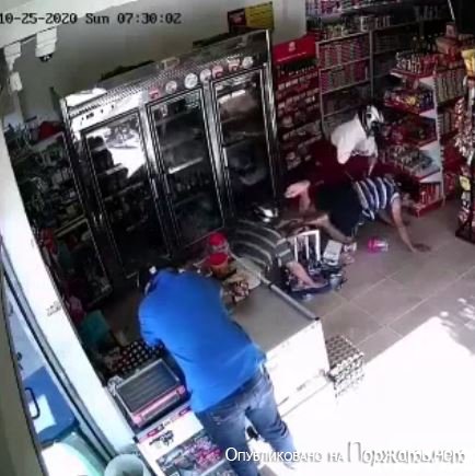 Ограбления магазина с ножом 