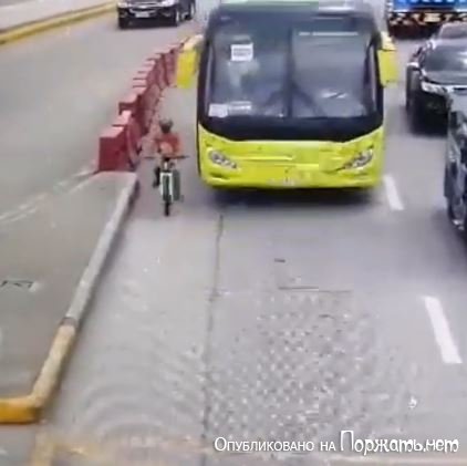 Велосипедист упал под автобус 