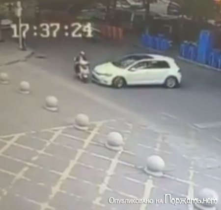 Машина сбила мужчину на скутере переехав его,позднее он скончался.Шанхай 