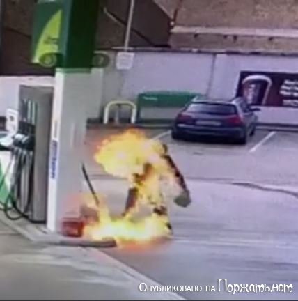 Женщина совершает самосожжение на автозаправке,Англия  