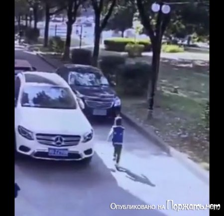 Женщина на машине сбила и переехала ребёнка,Китай 