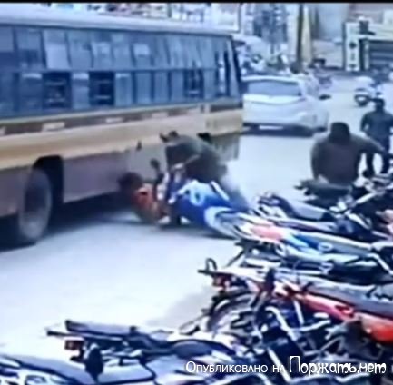 Женщина пассажир упала с мотоцикла под автобус 
