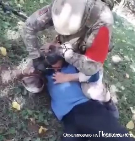 Азербайджанские солдаты режут горло старику 