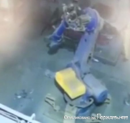 Заводская рука робота толкает рабочего в печь 